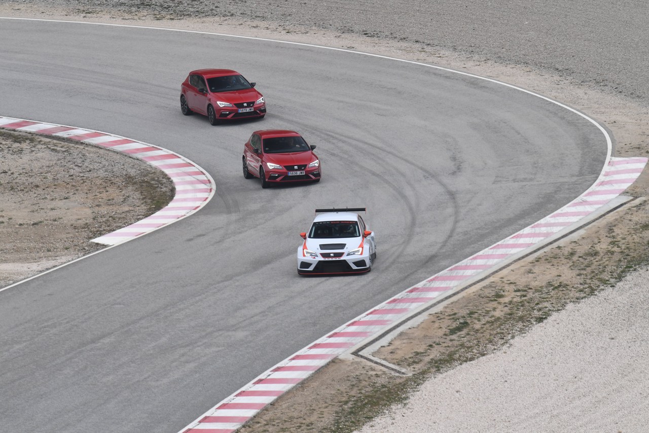 Μπροστά το αγωνιστικό Leon δίνει ρυθμό και δείχνει τις 'γραμμές' στους οδηγούς των SEAT Leon Cupra που ακολουθούν 
