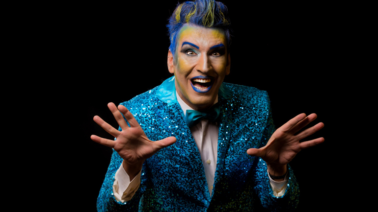 Ο Δημήτρης Αϊβαλιώτης στη μουσική σκηνή Σφίγγα