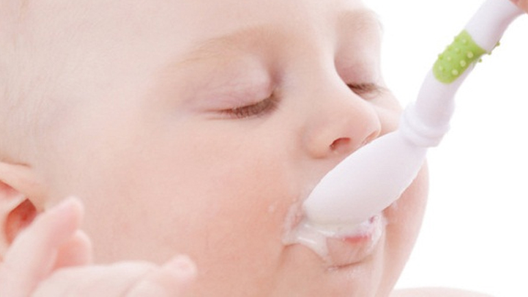 Τι πρέπει να ξέρετε όταν ξεκινάτε τη στερεά τροφή στο μωρό σας