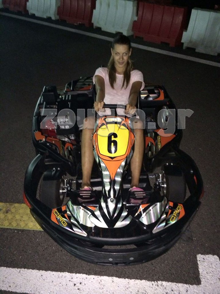 Έτοιμη για να οδηγήσει καρτ...