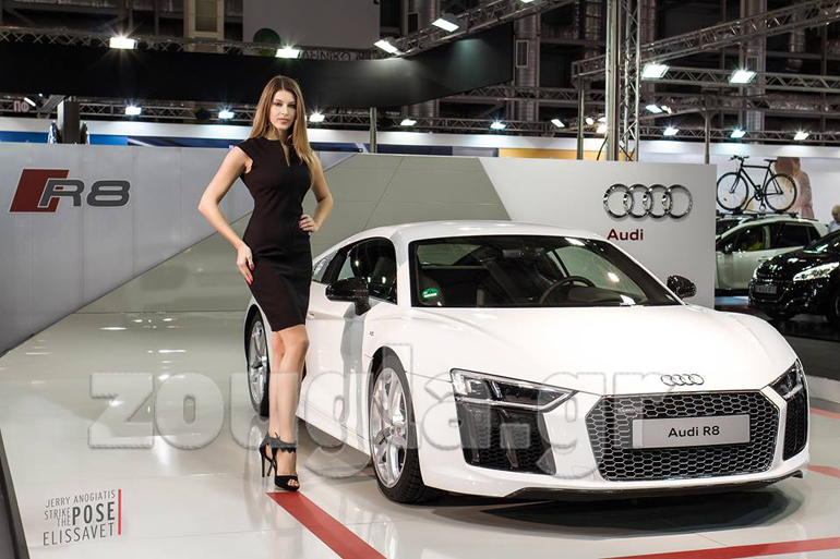 Η sexy Ελισάβετ δίπλα στο εξίσου... sexy Audi R8