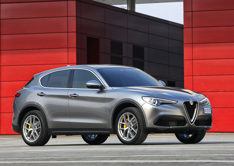 Το ιταλικό SUV σε ανθρακί χρώμα...