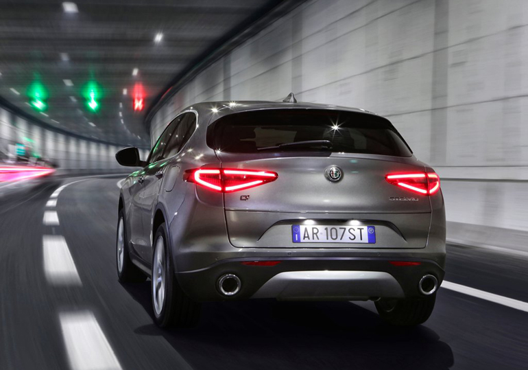 Εντυπωσιακά και τα πίσω φώτα τεχνολογίας LED...