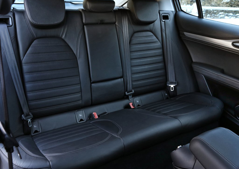 Τα καθίσματα των πίσω επιβατών...