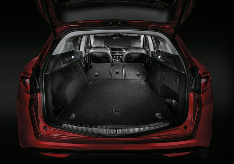 Ο άπλετος χώρος ιδίως όταν πέσει η πίσω σειρά καθισμάτων...