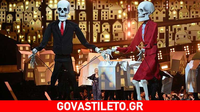 Brit Awards: Η Katy Perry βγήκε στη σκηνή συνοδευόμενη από τους «σκελετούς» του Trump και της May