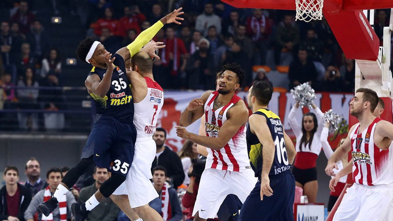 Λύγισε στο τέλος ο Ολυμπιακός, ηττήθηκε με 67-64 από τη Φενέρ