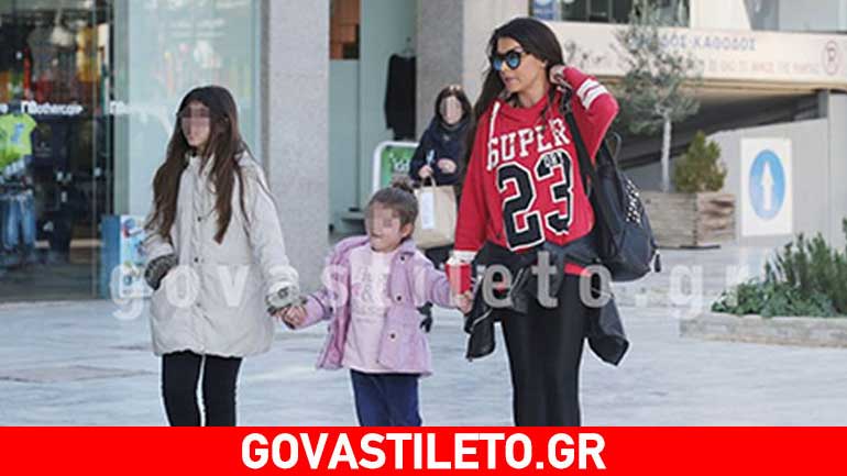 Νίνα Λοτσάρη: Βόλτα στη Γλυφάδα με τις κόρες της