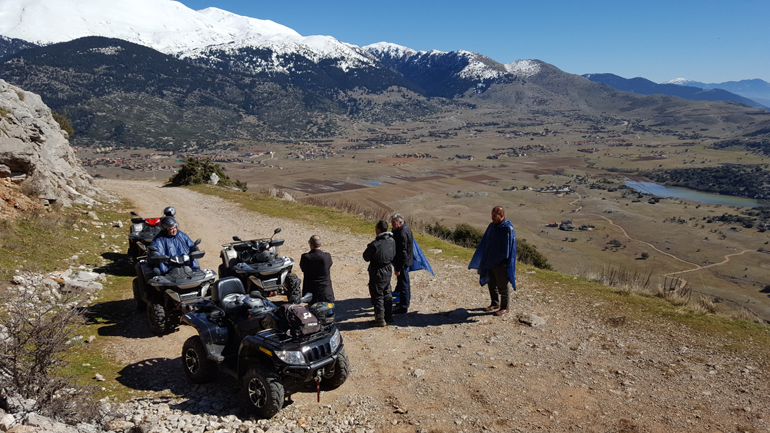 Με τις γουρούνες πήγαμε πολύ ψηλά και σε σημείο με απίστευτη θέα (πάνω αριστερά φαίνεται το Λιβάδι)