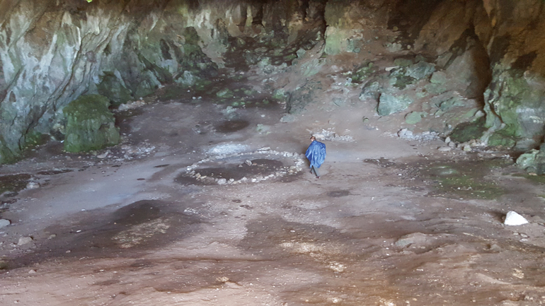Αυτό το σπήλαιο βρίσκεται στο βουνό απέναντι από το Λιβάδι...