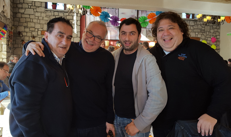 Από αριστερά, Άρης Γαλανόπουλος, Γιάννης Συγγελίδης, Βασίλης Σαρημπαλίδης και Πάρις Ποντίκας. Όπως μπορείτε να καταλάβετε η μέρα... Jeep ήταν ευχάριστη!