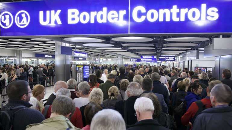 Σε χαμηλό διετίας η μετανάστευση προς τη Βρετανία