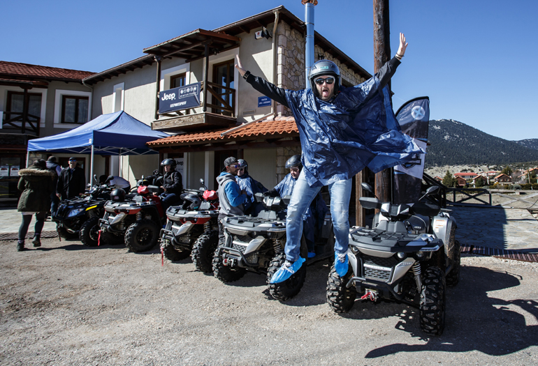    Ο τρόπος ζωής... Jeep περιλαμβάνει και άλλες δραστηριότητες, θα λέγαμε και κάπως extreme. Η οδήγηση με γουρούνα στο... πουθενά είναι κάτι που θα λατρέψετε αν το επιχειρήσετε