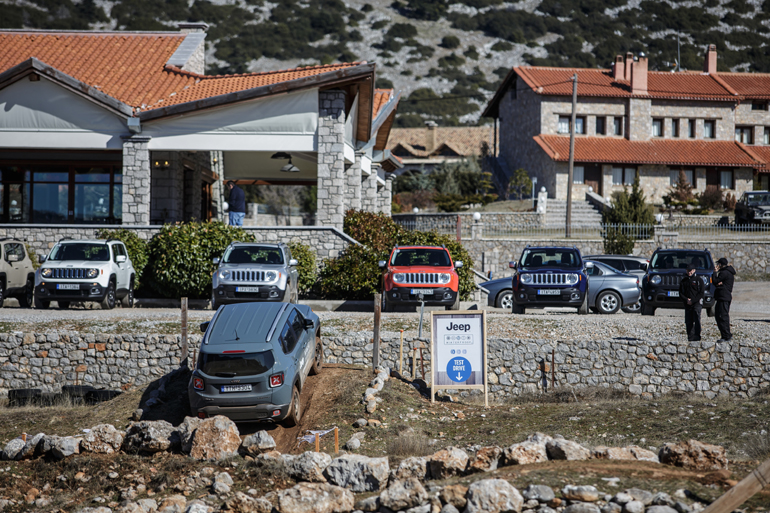 Το κερασάκι στην τούρτα αν βρεθείς στην Αράχωβα (Λιβάδι) είναι η ειδικά διαμορφωμένη πίστα της Jeep. Εκεί οδηγείς σε πραγματικές συνθήκες χωρίς να έχεις το φόβο μην πάθεις κάτι. Αν έχεις δικό σου Jeep καλώς, αν όχι σου διαθέτουν!!!
