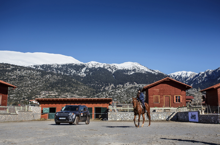 Στην Αράχωβα κάνεις και ιππασία δίπλα σε ένα Jeep!