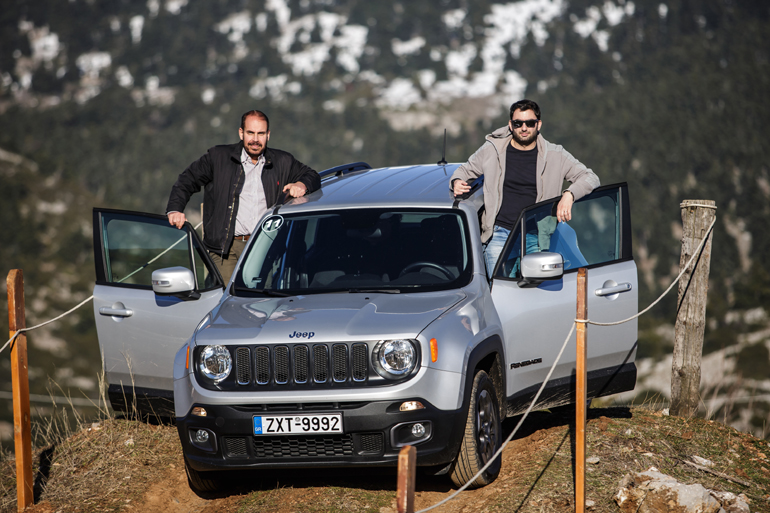 Σκαρφαλώνεις, βγαίνεις από το αμάξι, τεντώνεσαι, αγναντεύεις, χαμογελάς και συνεχίζεις τη βόλτα σου. (στην φωτογραφία με τον Βαγγέλη Γκούμα)