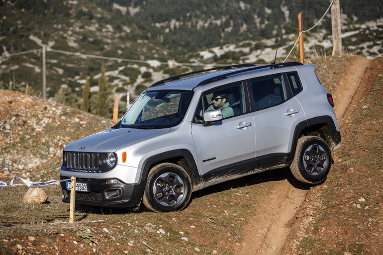 Κανονικά έπρεπε να ακολουθήσουμε τα 'αυλάκια' αλλά όταν βρίσκεσαι πίσω από το τιμόνι ενός Jeep θέλεις να κάνεις το... αντίθετο!