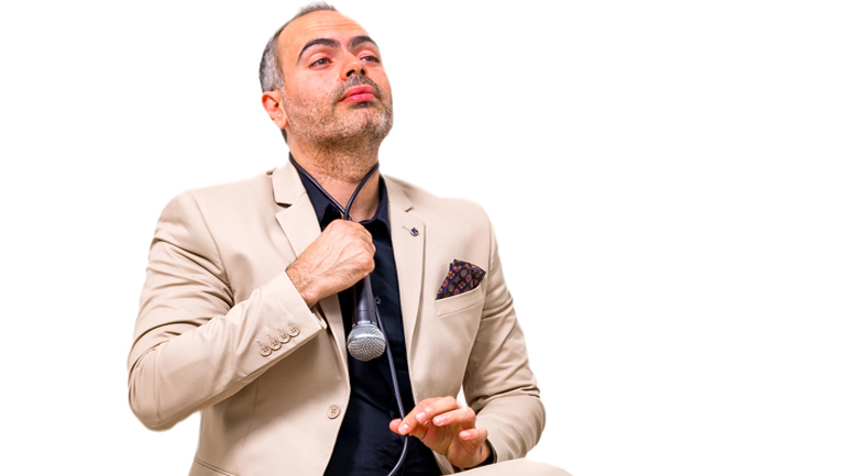 «Πόσο μόνος είναι αυτός ο Μάκης…» με τον Παναγιώτη Κούδα στο Θέατρο Εστία στην  Ηγουμενίτσα