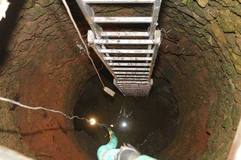 Το πηγάδι στο οποίο βρέθηκε ο σκελετός του Στίβεν Κουκ... - See more at: http://www.ekriti.gr/kriti-irakleio/episimo-ston-stiven-koyk-anikei-o-skeletos-poy-vrethike-sta-malia#sthash.mGwSrEsO.dpuf