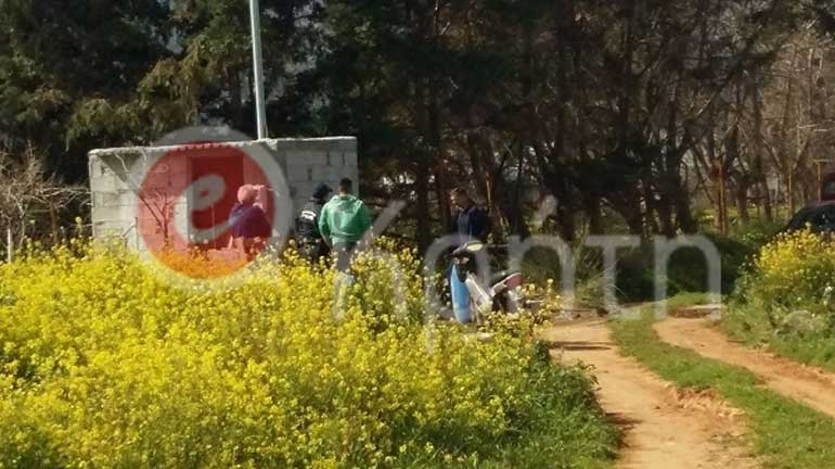 Αστυνομικοί κατά την αυτοψία στο χώρο...