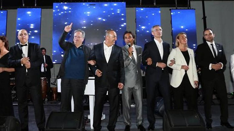 Αναμνηστική φωτό: Δείτε τον Κοτζιά αγκαζέ με Τσαβούσογλου να τραγουδά «We Are The World» το 2015