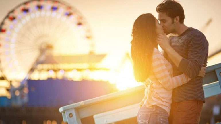 Οι δημόσιες εκδηλώσεις τρυφερότητας είναι είδος «παράστασης»