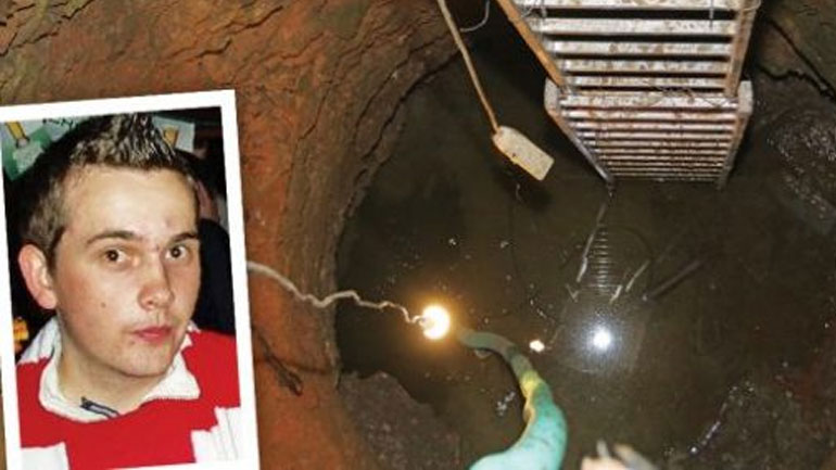 Λουλούδια και μηνύματα στον τόπο όπου βρέθηκαν τα οστά του 20χρονου Βρετανού