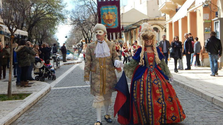 Κόμισσες και κόντηδες βολτάρουν στα καντούνια της Κέρκυρας