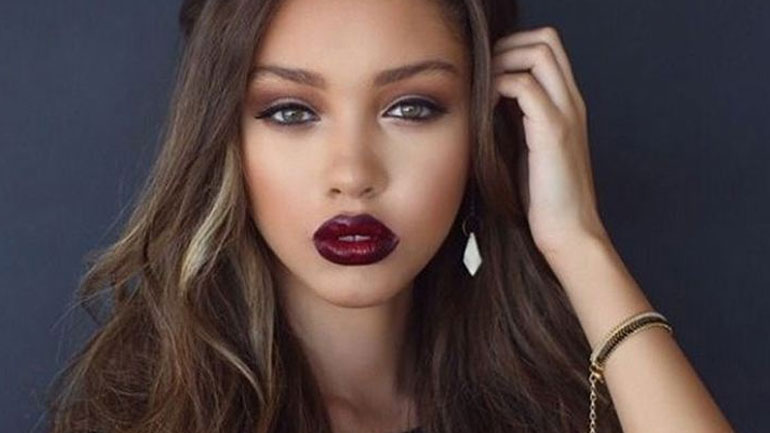 To Oxblood είναι η νέα τάση στο κόκκινο κραγιόν