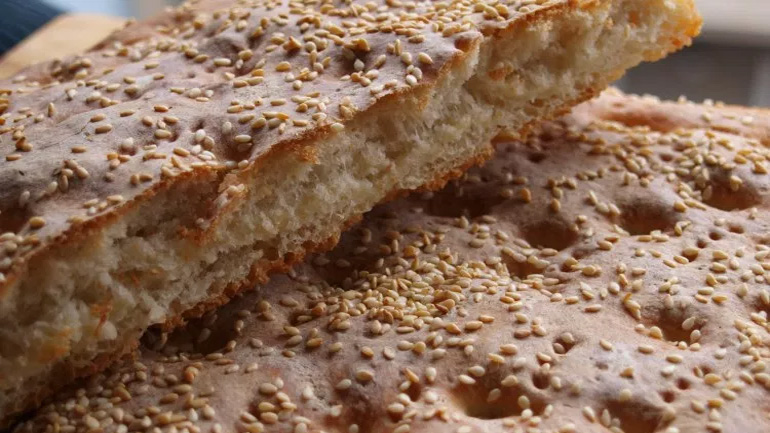 Στον φούρνο 450.000 λαγάνες για τους Θεσσαλονικείς!