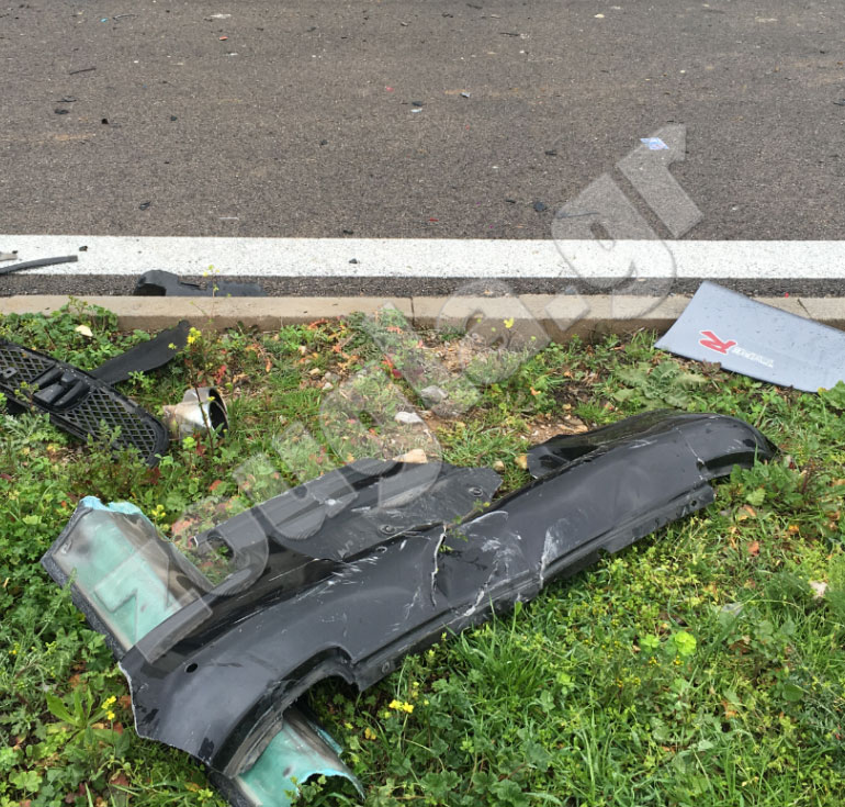 Ο προφυλακτήρας της Porsche εκτινάχθηκε στο χωράφι