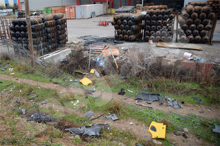 Tμήματα των αυτοκινήτων εκσφενδονίστηκαν σε παρακείμενη μάνδρα με θερμοσίφωνες