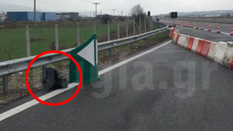 Koμμάτια ελαστικού στην είσοδο του parking