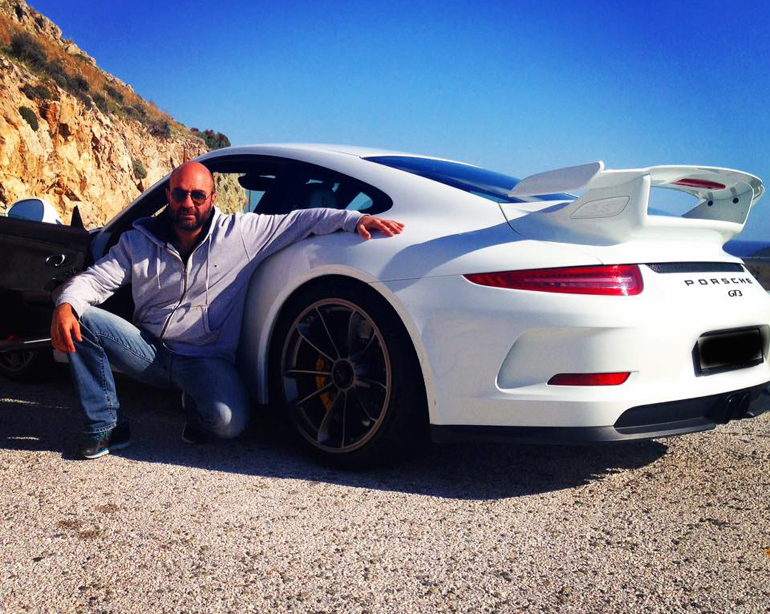 Ο μηχανολόγος - μηχανικός και εκπαιδευτής ασφαλούς οδήγησης Γιώργος Καραμέρης με γνώσεις όχι μόνο θεωρίας αλλά και πράξης μίλησε στο zougla.gr δίνοντας απαντήσεις σε πολλά ερωτηματικά που αφορούν το τραγικό δυστύχημα στο 83ο χλμ Αθηνών - Λαμίας