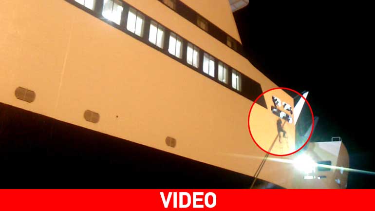 Μετανάστης αιωρείται κρεμασμένος από τον κάβο του πλοίου «Αριάδνη» στο λιμάνι της Μυτιλήνης