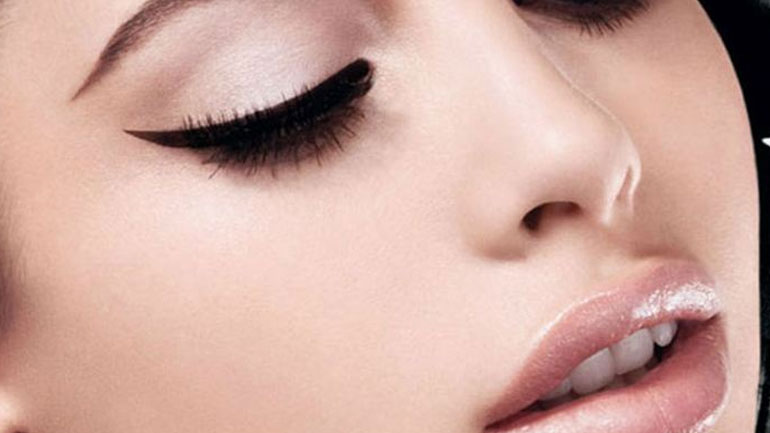 Απογείωσε το βλέμμα σου χρησιμοποιώντας μόνο το eyeliner σου!