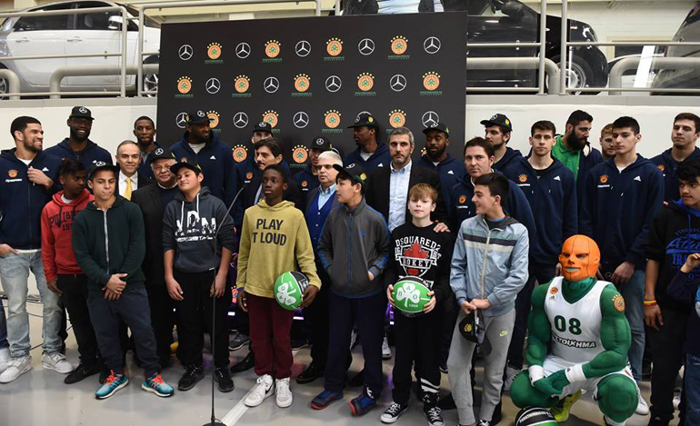 Παιδιά από το Χαμόγελο του Παιδιού με την ομάδα μπάσκετ του Παναθηναϊκού στις εγκαταστάσεις της Mercedes Benz Hellas...