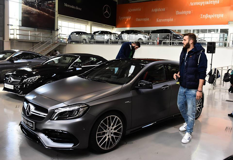 Νίκος Παππάς και Γιάννης Μπουρούσης επεξεργάζονται τα... εργαλεία της AMG!