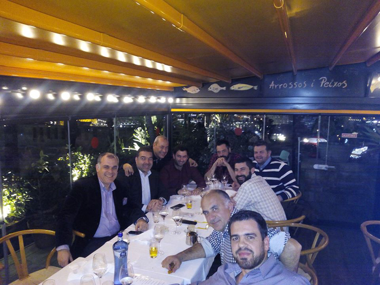 Η δημοσιογραφική ομάδα που ταξίδεψε στην Ισπανία για να οδηγήσει το νέο Cupra των 300 ίππων. από αριστερά: Βαγγέλης Πετράκης, Χάρης Δάνδουρας (εμπορικός διευθυντής SEAT), Antonio Valdivieso (επικεφαλής επικοινωνίας Ευρώπης), Βασίλης Σαρημπαλίδης, Παναγιώτης Τριανταφυλλίδης, Παντελής Πατέλος, Αργύρης Τούντας, Τάκης Πιυρναράκης και Μάνος Στεφανής