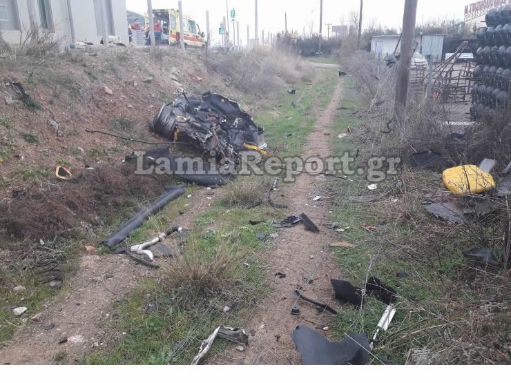 Το διαλυμένο αυτοκίνητο μαρτυρά και τη σφοδρότητα της σύγκρουσης... 