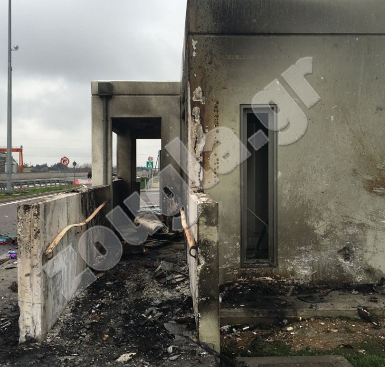 Εικόνες που παραπέμπουν σε βομβαρδισμένο τοπίο και όχι σε αυτοκινητιστικό δυστύχημα...