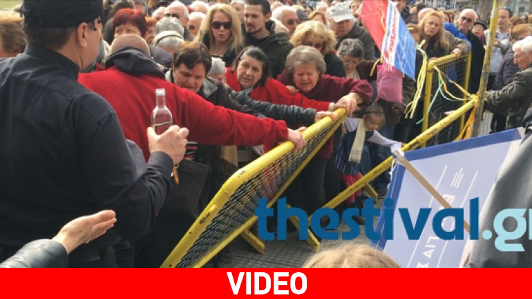 Στην ουρά με σπρωξίματα για ένα πιάτο φασολάδα