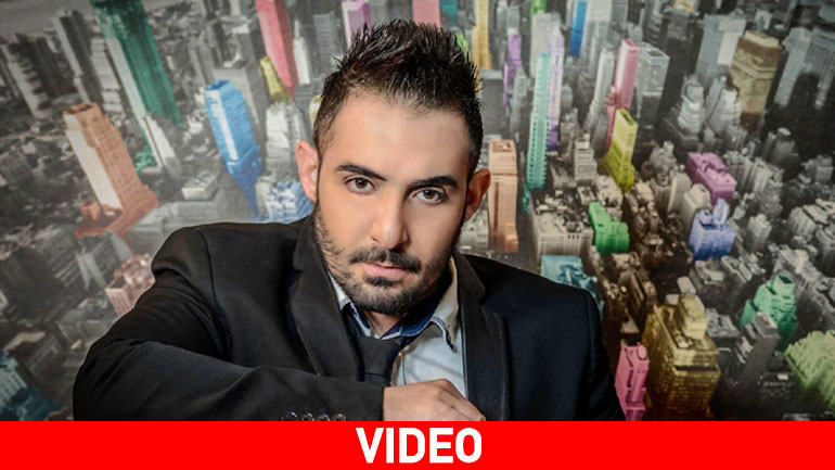 Ο Βαλεντίνος Βαλέας τραγουδάει Κυριάκο Παπαδόπουλο