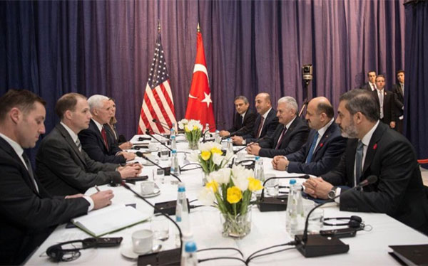 Ο αντιπρόεδρος των Ηνωμένων Πολιτειών Μάικ Πενς με τον Tούρκο πρωθυπουργό Μπιναλί Γιλντιρίμ στη συνάντηση των αντιπροσωπειών