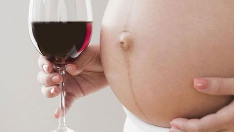 Εγκυμοσύνη: Γιατί πρέπει να αποφεύγετε το αλκοόλ