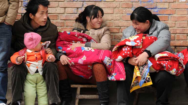 Οικονομικά κίνητρα για την απόκτηση δεύτερου παιδιού εξετάζει η Κίνα