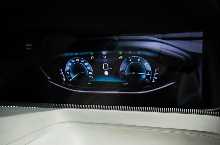 Μόνο ο πίνακας οργάνων θυμίζει σημερινό μοντέλο (βλέπε Peugeot 3008)...