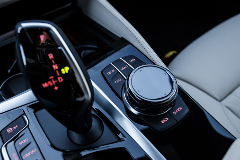 Με αυτόν τον περιστροφικό διακόπτη ελέγχεις την οθόνη στην κεντρική κονσόλα... 