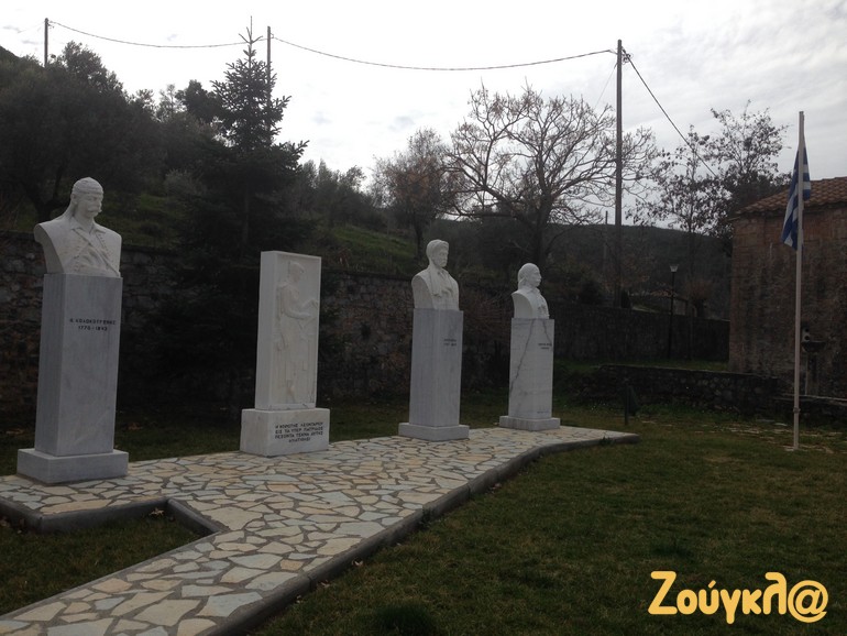 Ο προαύλιος χώρος του ναού, με προτομές ηρώων της Επανάστασης