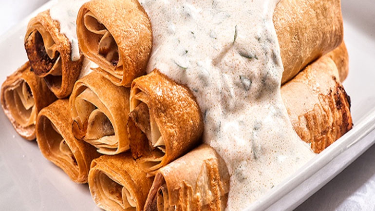 Μπουρεκάκια με κιμά και σάλτσα γιαούρτι